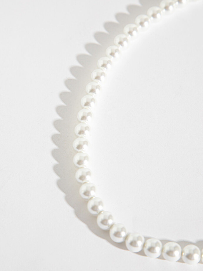 Classic Pearl Necklace Image 3