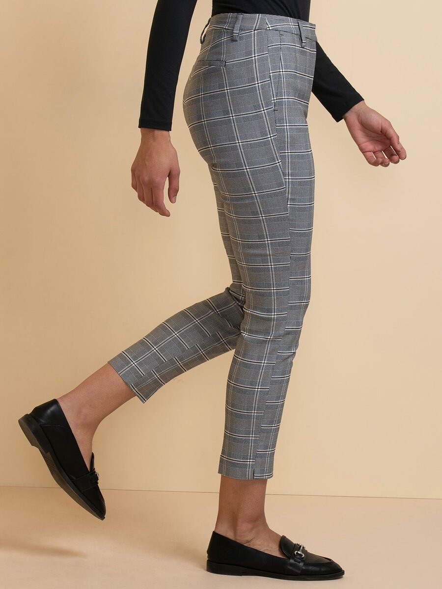 Syd Slim Skimmer Pant in Microtwill