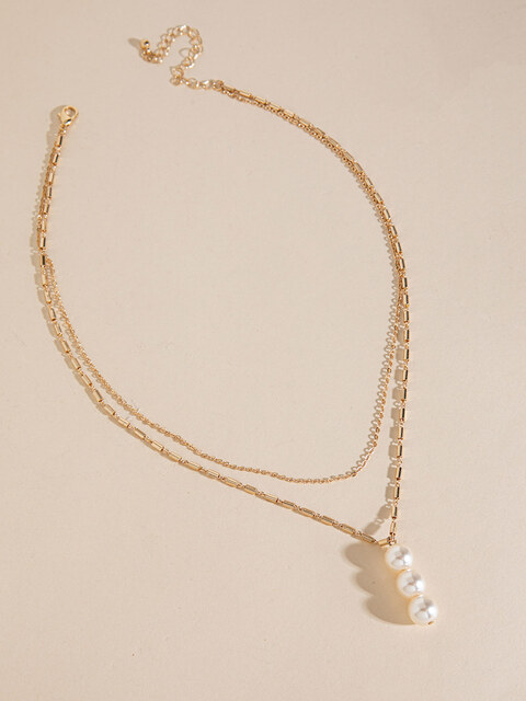Short Layered Necklace with 3-Pearl Pendant