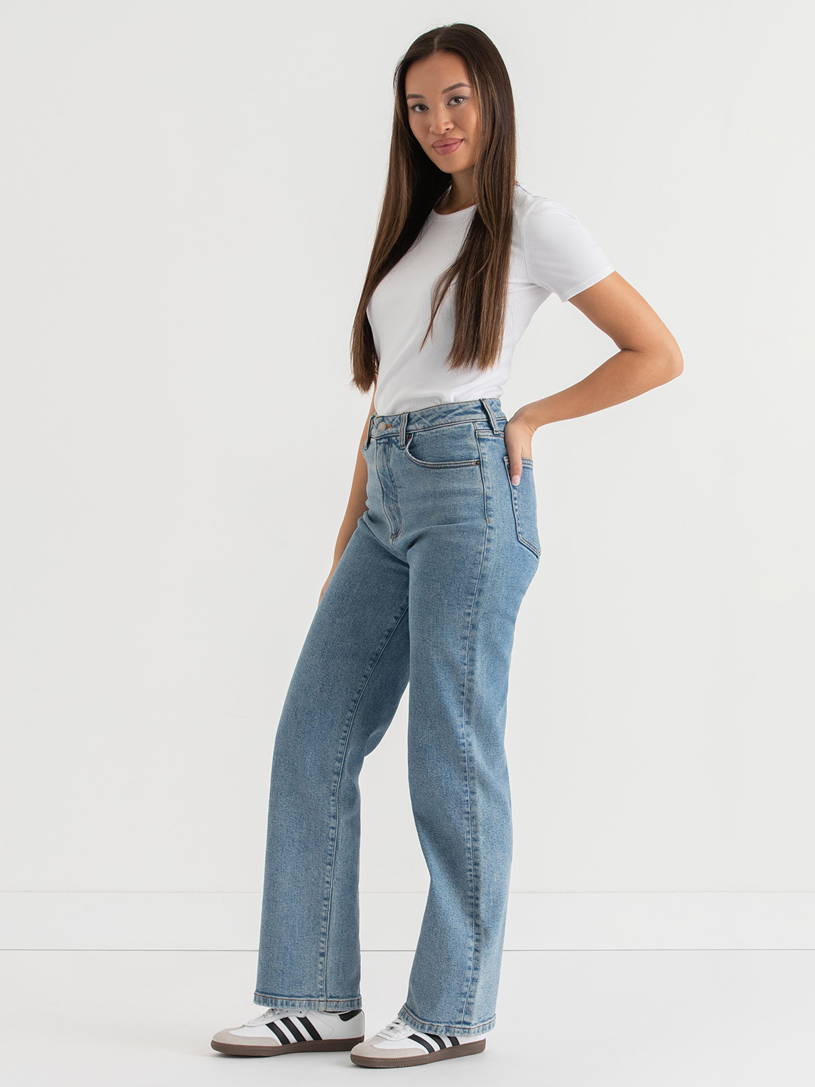 Lucy 90's Straight Jeans