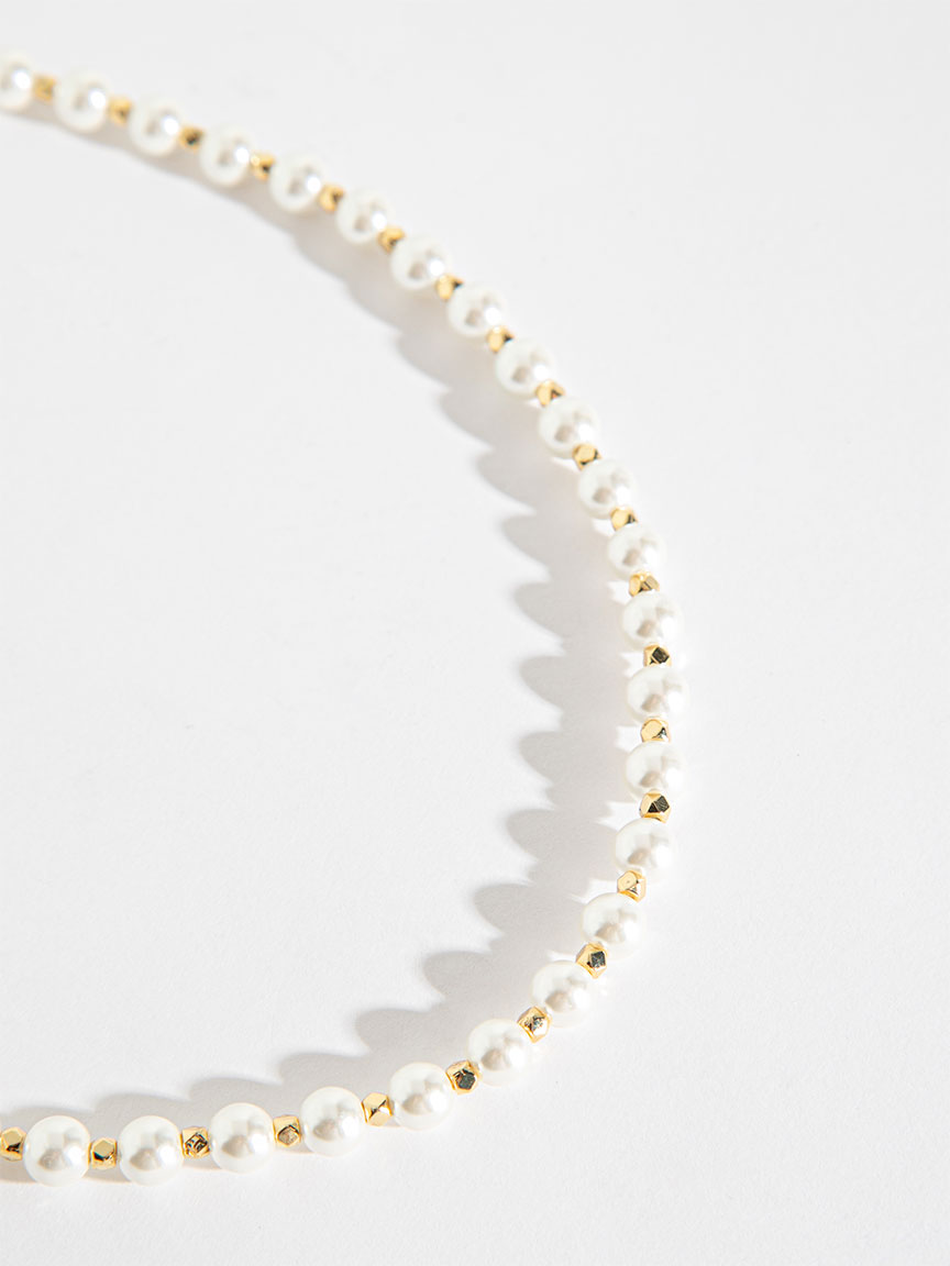Short Pearl & Gold Metal Necklace